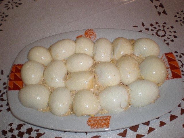 Huevos rellenos de atún y millito