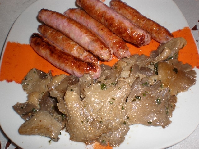 Salchichas de pollo asadas con salteado de setas