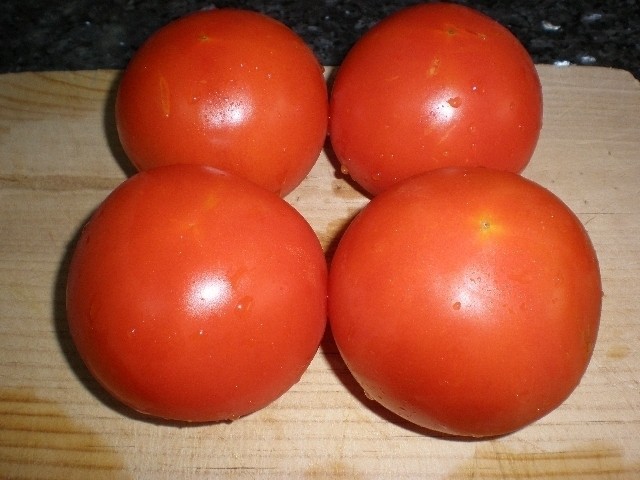 Tomates rellenos de pasta de garbanzos