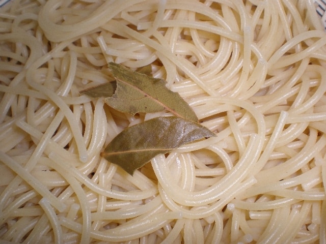 Espaguetis con almejas en salsa de champiñones 