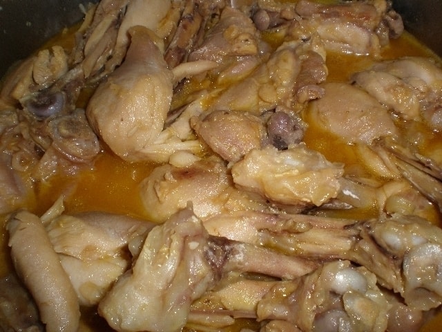 Pollo en salsa de cebolla