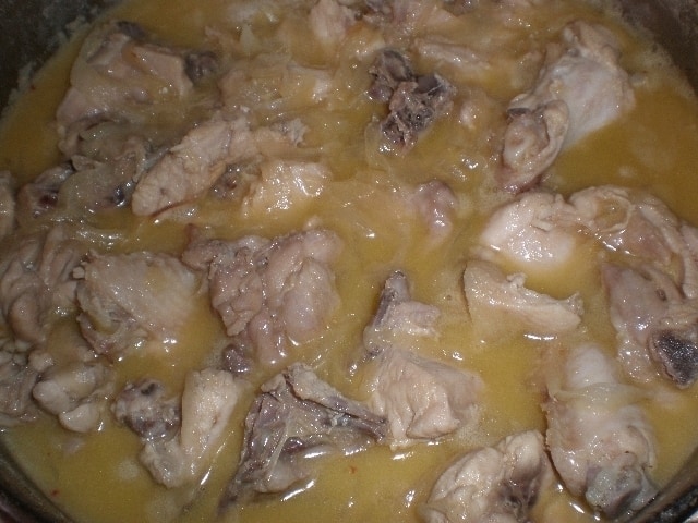 Pollo en salsa de cebolla