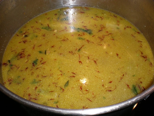 Caldo para el arroz con pollo y verduras