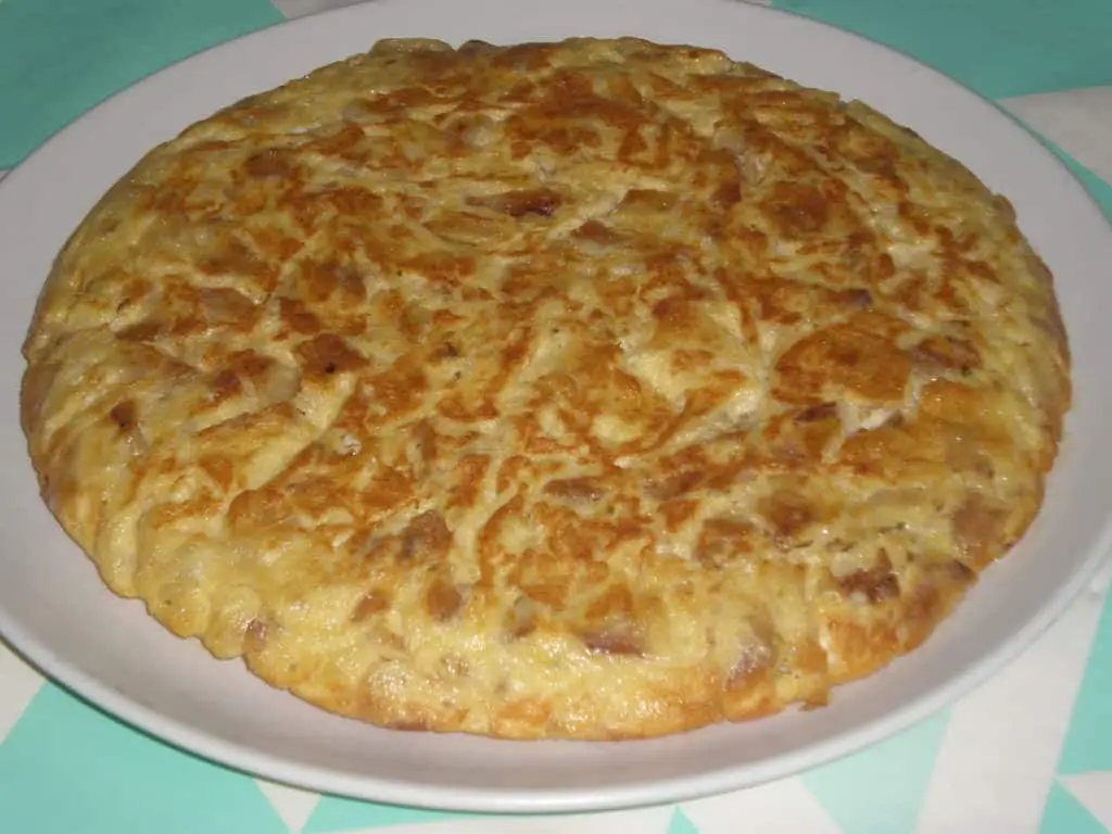 ▷ Tortilla de ajo acompañada de morcilla de cebolla 🥚 🧄