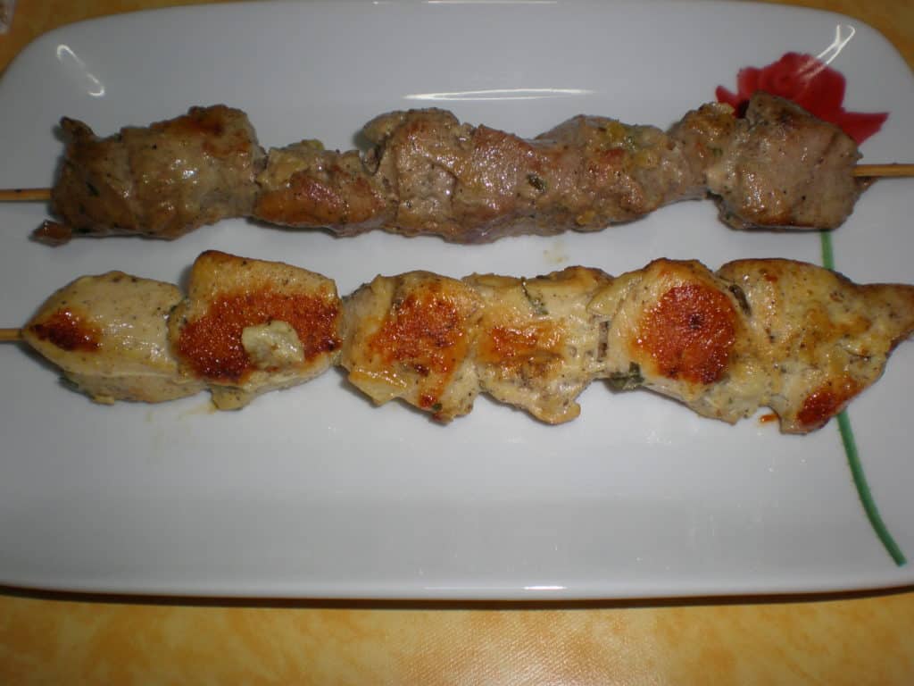 ▷ Pinchitos de pollo y cerdo acompañados de papas laminadas y asadas 🍢 🍢 7 PORTADA