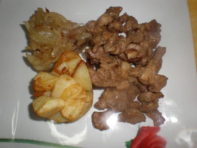 Puntillas de chuletas de aguja de cerdo con papas y cebollas