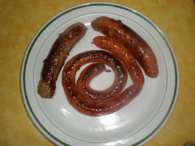 Chorizos y butifarra asaditos en su propia grasa