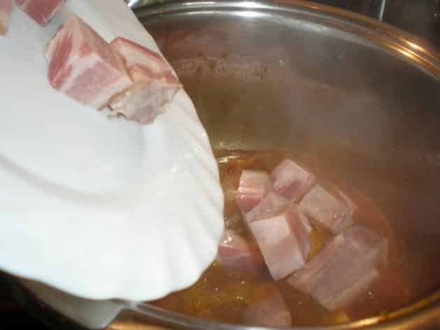 Añadir el bacón ahumado al caldo de carne con verdura