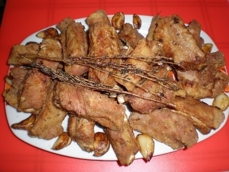 Costillas de cerdo fritas en aroma de tomillo
