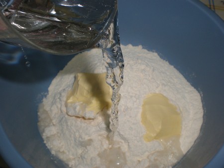 Harina de bizcocho, margarina y agua