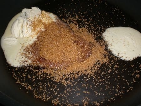 Mantequilla y azúcar moreno en sartén