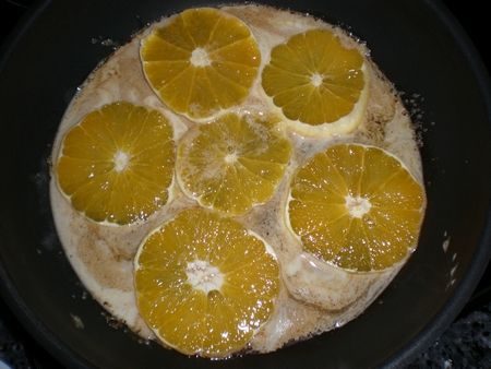 Marcar naranjas en mantequilla y azúcar moreno