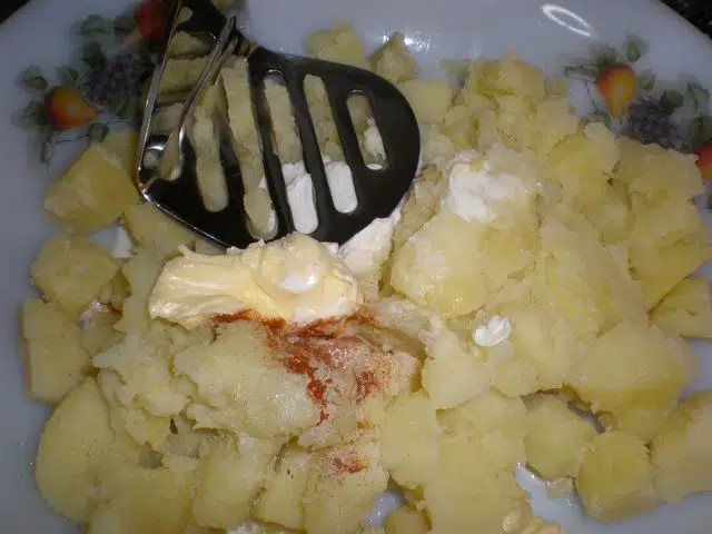 Escachar las papas con la mantequilla, el queso y el pimentón olympus-digital-camera-7084