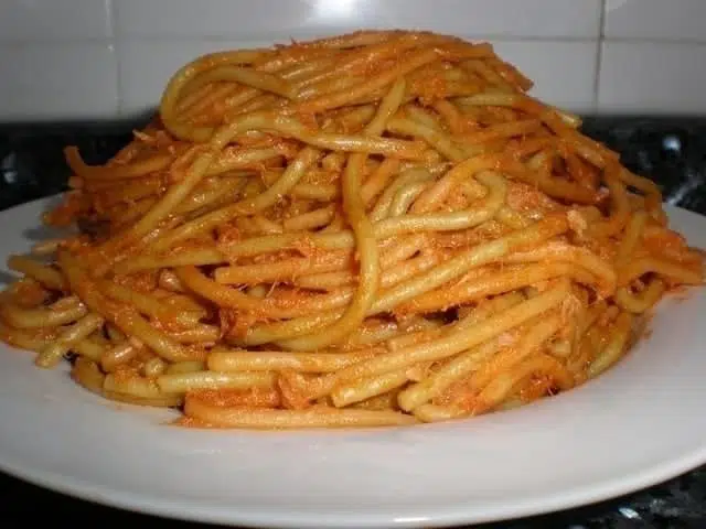 Espaguetis con vegetales salseados con atún Espaguetis con vegetales salseados con atún