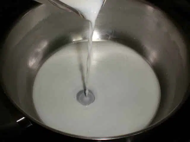 Echar la leche en la cazuela olympus-digital-camera-7727