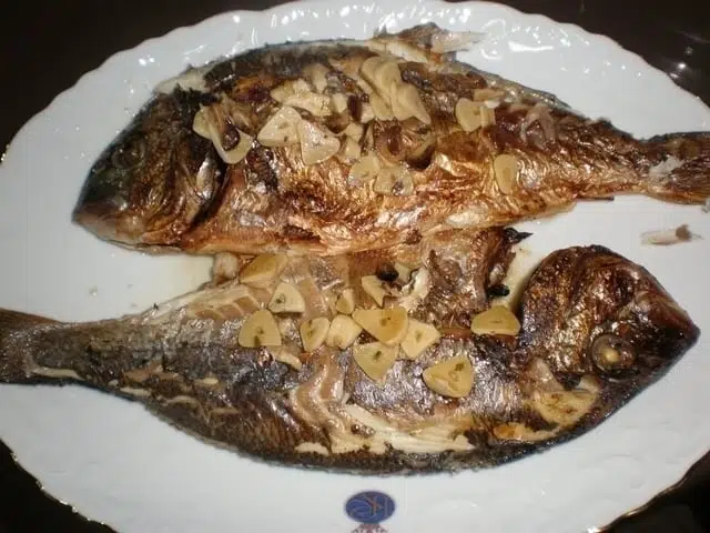 Doradas con ajos al horno Doradas con ajos al horno