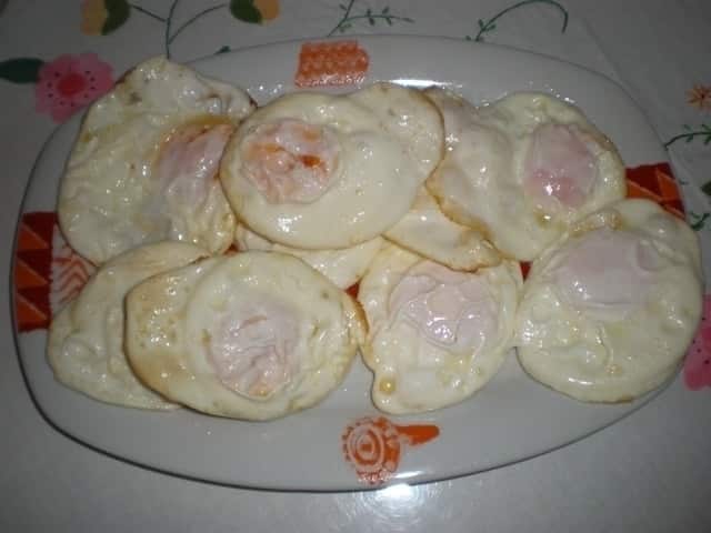 Huevos de gallina joven fritos
