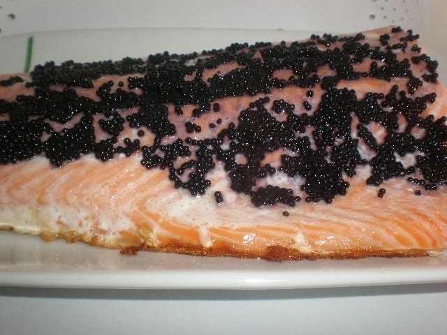 Salmón con sucedáneo de caviar