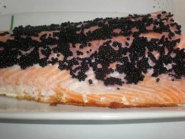 Salmón con sucedáneo de caviar Salmón con sucedáneo de caviar