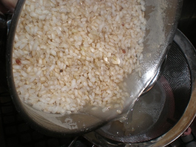 Echar el arroz en un colador