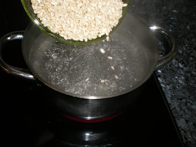 Echar arroz en la cazuela