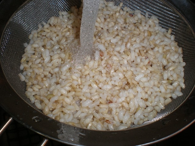 Lavar el arroz integral