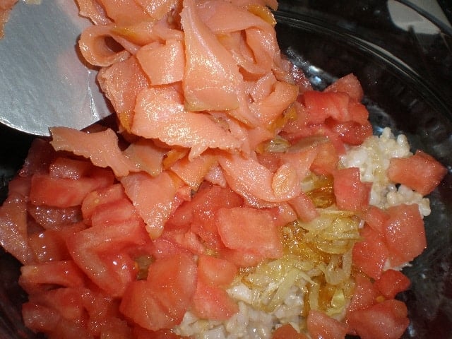 Arroz, cebolla, tomates y salmón ahumado