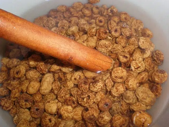 Chufas y canela en rama