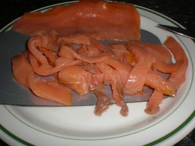 Partir el salmón ahumado en tiritas