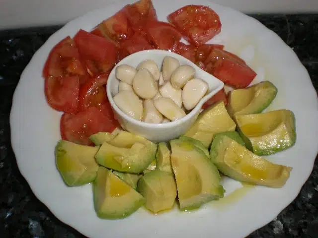 Ensalada con cuequito de ajos