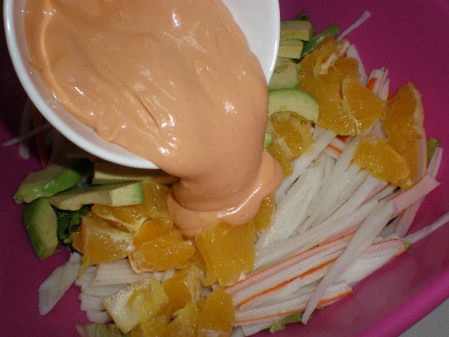 Meter la salsa rosa a la ensalada navelina