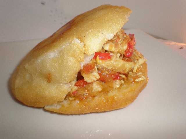 Arepas rellenas de Mechado de pechuga de pollo