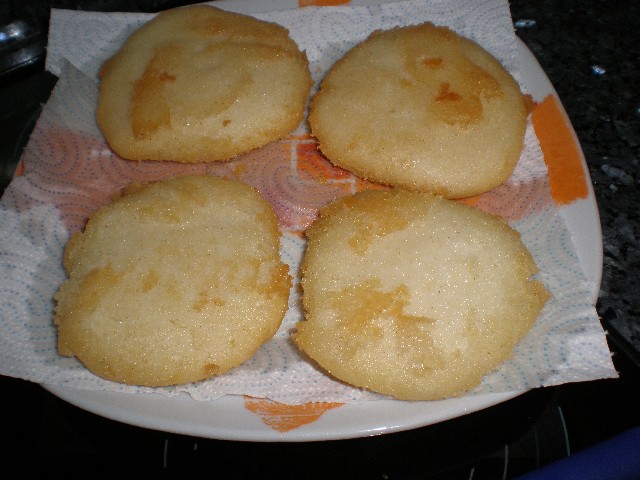 Escurrir arepas fritas