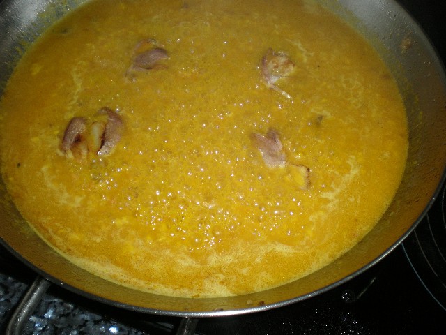 Elaborando arroz con bacalao y pimiento rojo