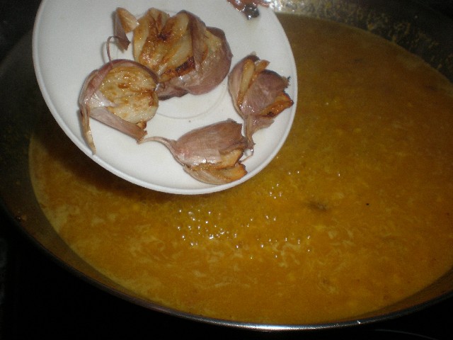Elaborando arroz con bacalao y pimiento rojo