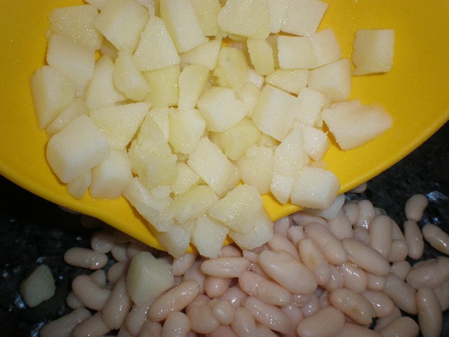 Añadir la papa a las judías blancas