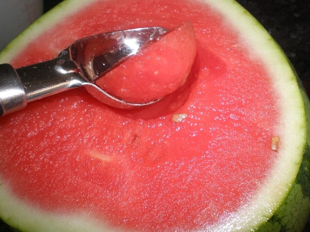 Sacar carne a la sandía 