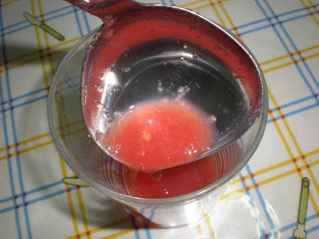 Servir batido frío de sandía 