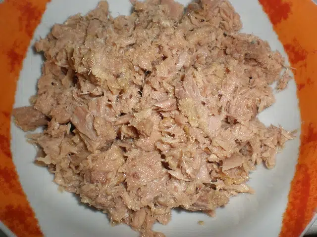 Atún en aceite de oliva, escurrido y desmigado Atún en aceite de oliva, escurrido y desmigado