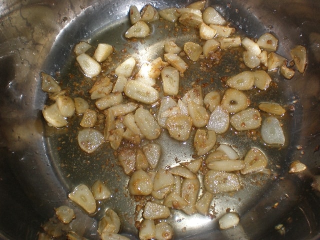 Sofrito de ajos con las semillas de cilantro