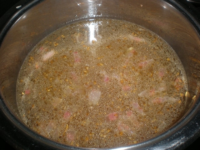 Cocinar la sopa de ajo