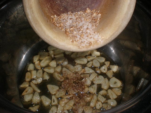 Echar el majado de las semillas de cilantro y la sal