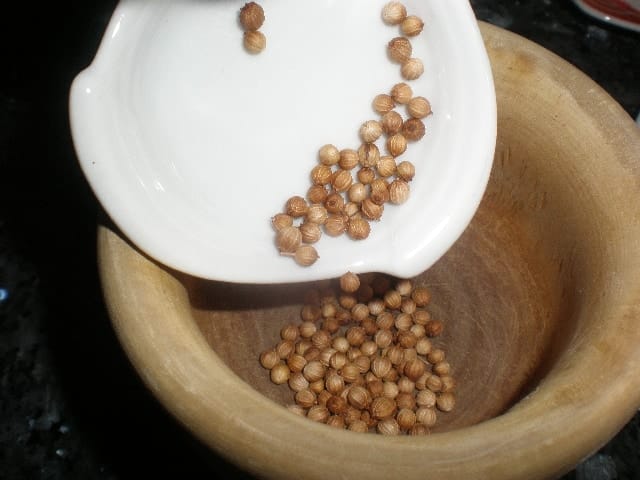 Meter las semillas de cilantro en el mortero