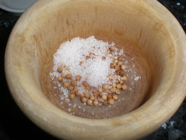 Semillas de cilantro y sal