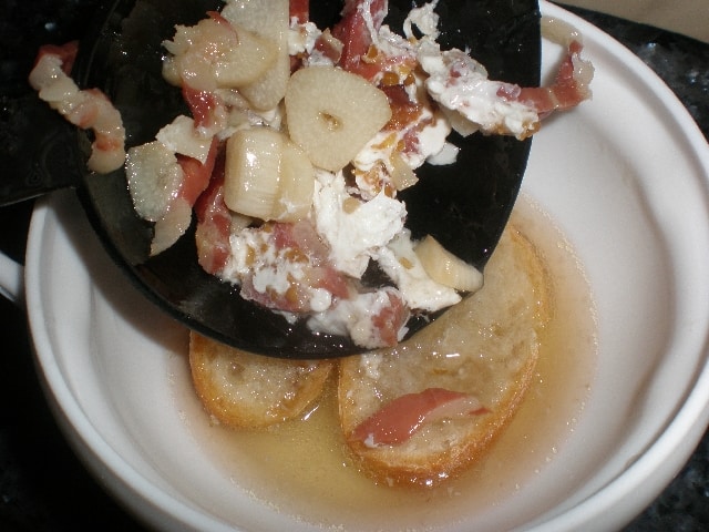 Servir la sopa de ajos 