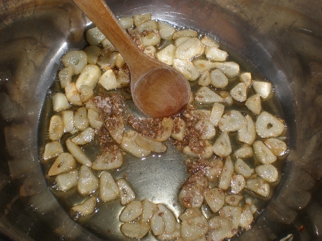 Remover el majado de las semillas de cilantro