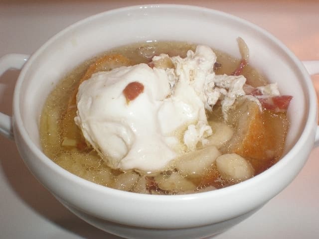 Sopa de ajos con semillas de cilantro