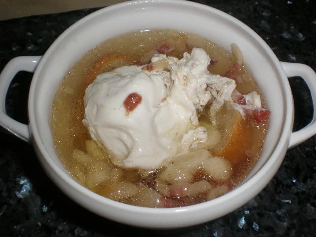 Sopa de ajos con semillas de cilantro