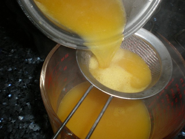 Colar el zumo de mandarina con la gelatina