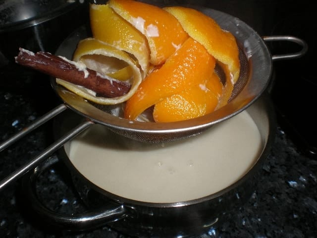 Desechar cáscaras de naranja, limón y canela